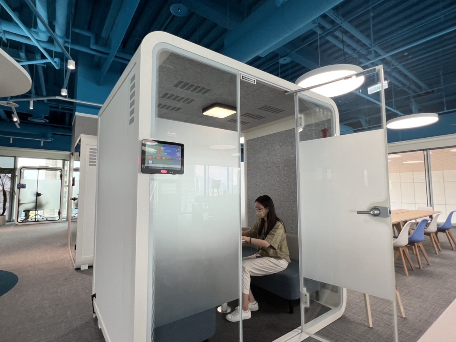 DB真人旗舰高雄據點的智慧行動辦公艙，展現DB真人旗舰在面板以外的研發應用軟實力